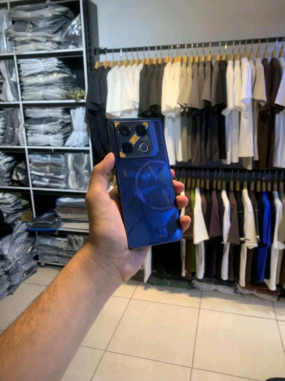 سلام عليكم جهاز انفنكس GT 20برو  جهاز كامل مكمل مثل ما  موضح كدامك بل صور نقص واحد مابي فقط دكمه واكعه جهاز نضيف ما داخل تصليح ذاكره  مثل ما موضح بل صور و 120فريم ببجي سلس كامره فول وكامل وتجي ويا كارتونه : العنوان بغداد المشتل شارع المطبك متوفر وتساب:***********