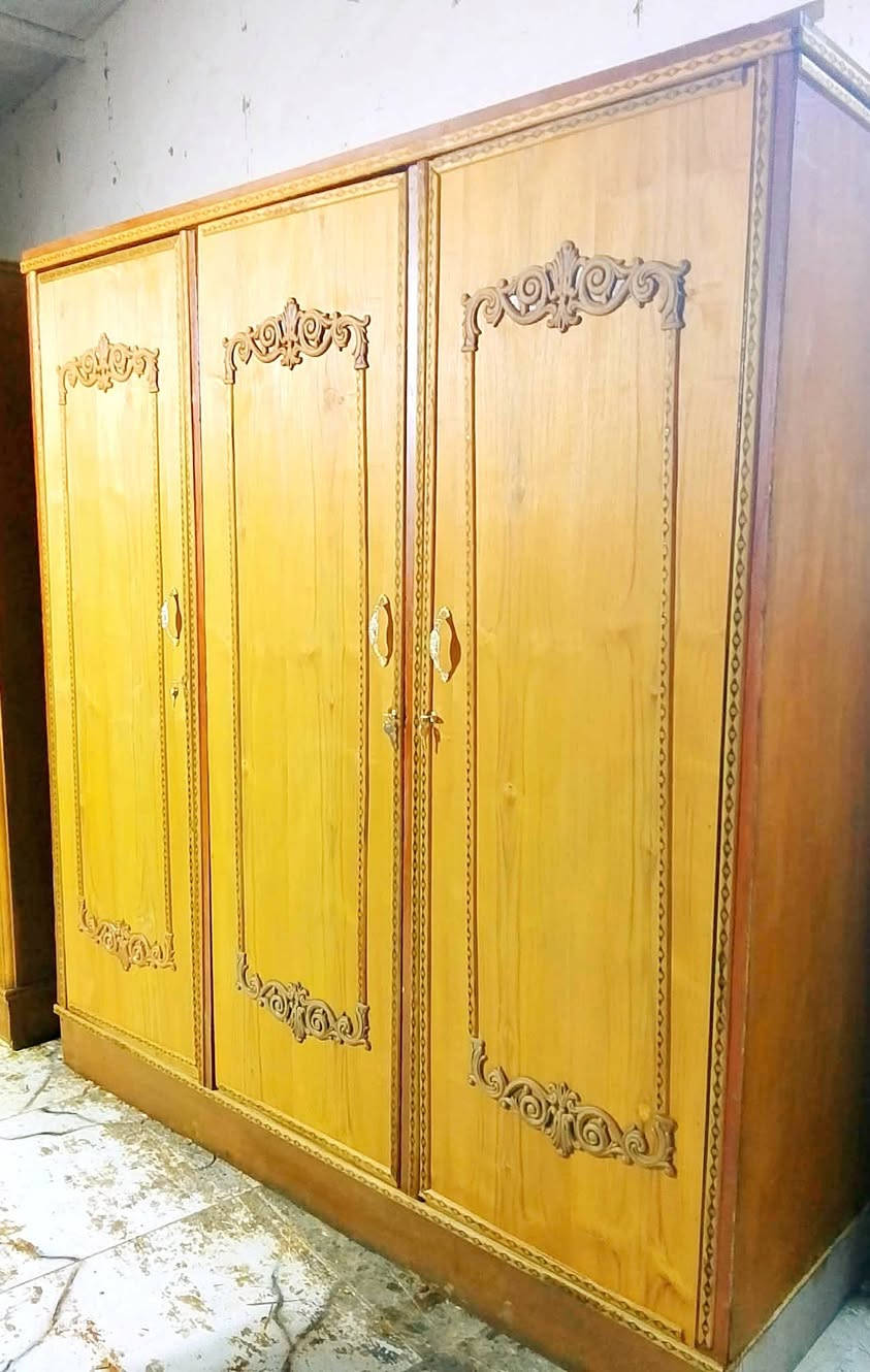 كناتير مستعمله ثلاثة أبواب تسكام للبيع مكاني الشوملي ويوجد خدمة توصيل ***********
