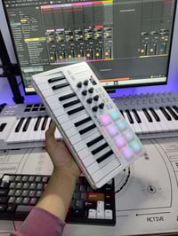متوفر midi keyboard ماركة m_wave بسعر جداً مناسب  للتواصل/07725597390 ...
