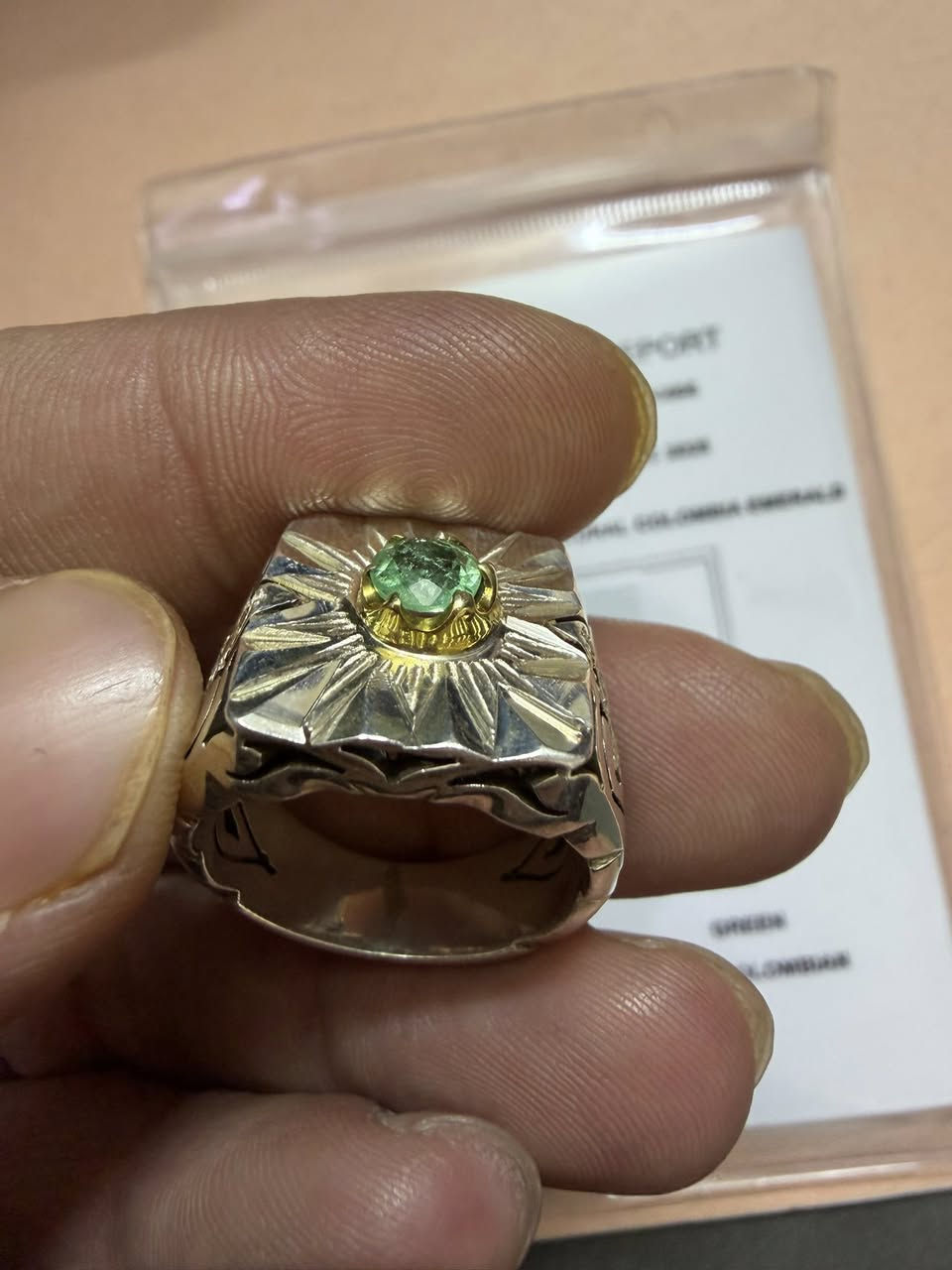 السلام عليكم احبتي
خاتم زمرد كولمبي وياه شهادة المنشأ للبيع 
حجر قيراط ونص تقريباً صياغة ثقيلة تحفة ١٨،٥ غرام 
مكاني بغداد
الشراي يتصل ***********
 او يتواصل واتساب او مازنجر
