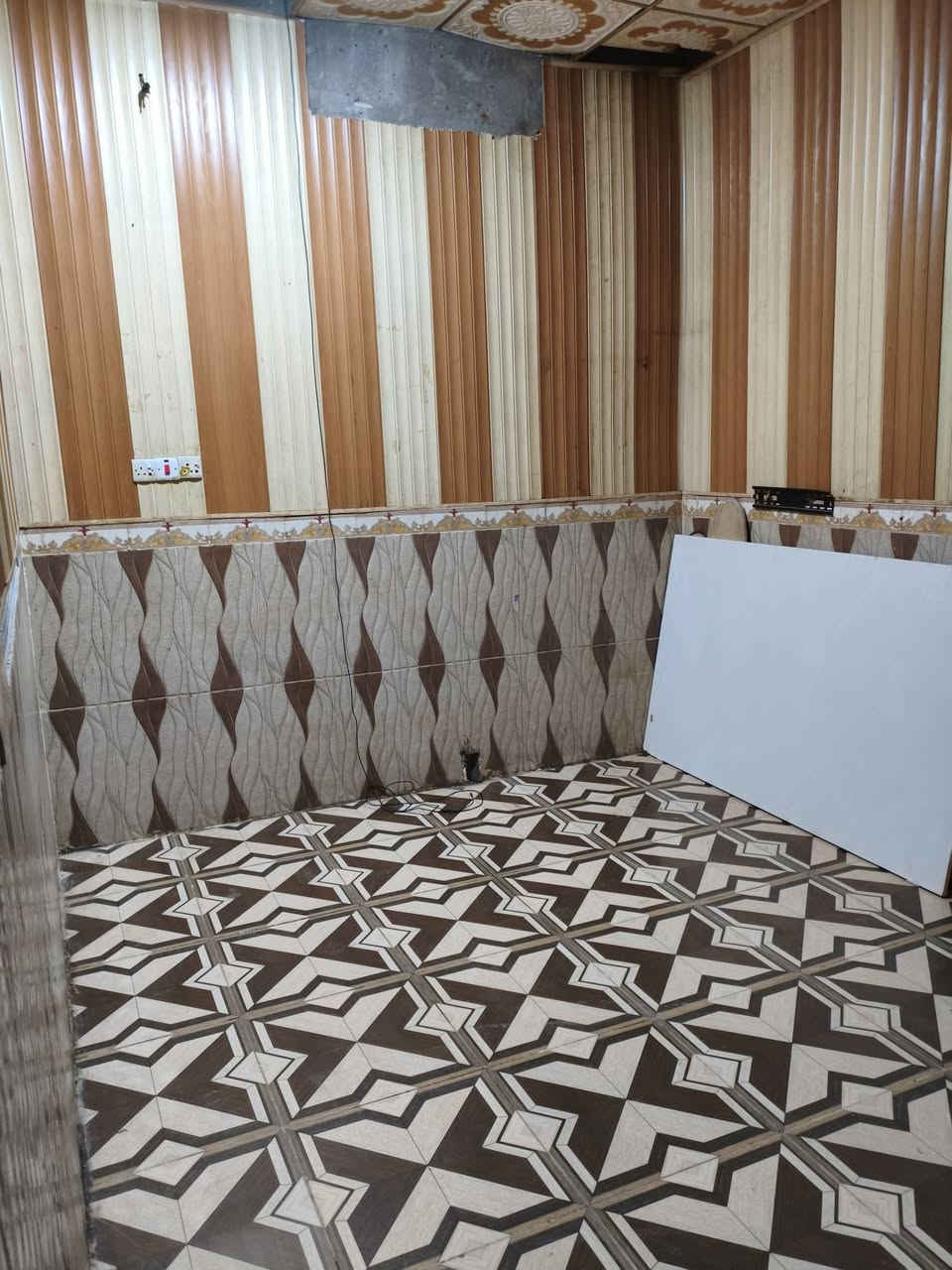 حياكم الله 
شارع المكاتب البيت 7 فرع عن سوك الجمهورية 
طابقين غرفتان واحدة في طابق الارضي و 2 في طابق الاول 
*خدماته* هناك 2 براميل ماء واحد طابق ارضي والثاني في الاول منها ماء حلو وماء اعتيادي حسب رغبة المؤجر
سعر الايجار ٦٥٠
لكن أن يكون دفع الماء والكهرباء على المؤجر 
مساحته 54م


**إذا كنت صاحب هذا الإعلان وتريد حذفه لأي سبب، رجاءا أرسل رسالة إلى الدعم الفني**