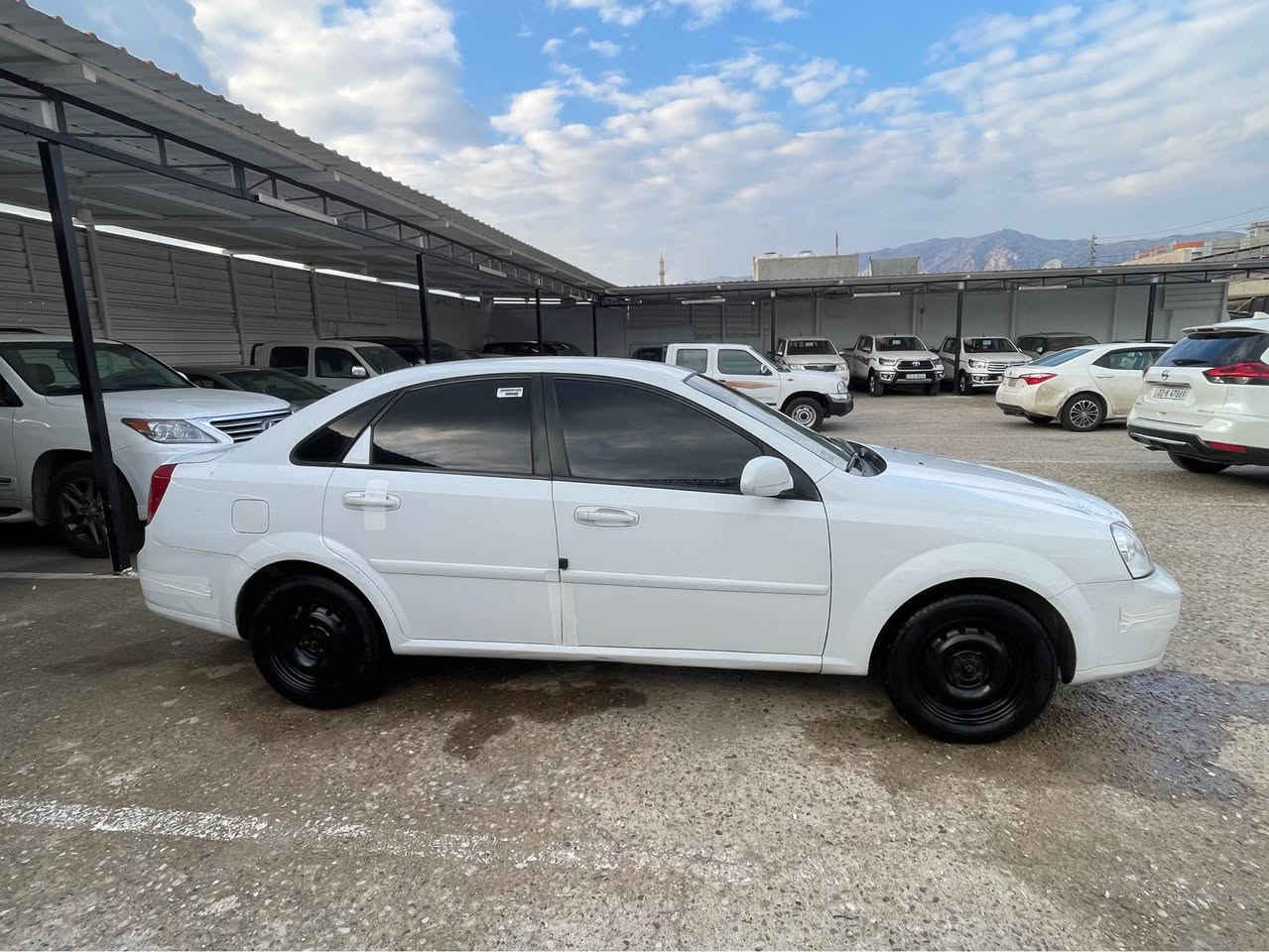 شوفرليت 2012 
كـير عـادي 
شويه باب شبرين صبخ بدون دواخل
كير و محرك شرط 
تحويل شرط 
اربع تايات جديد 
هيكل سيارة حيل نضيف 
بدون اي مصرف 
غرامة عليها 4$ ورقة انزل من سعر سياره 
سعــر 84 شوية مجال
مكان سيارة عقرة 
رقم تلفون واتساب فايبر 
*********** اكر, نينوى
