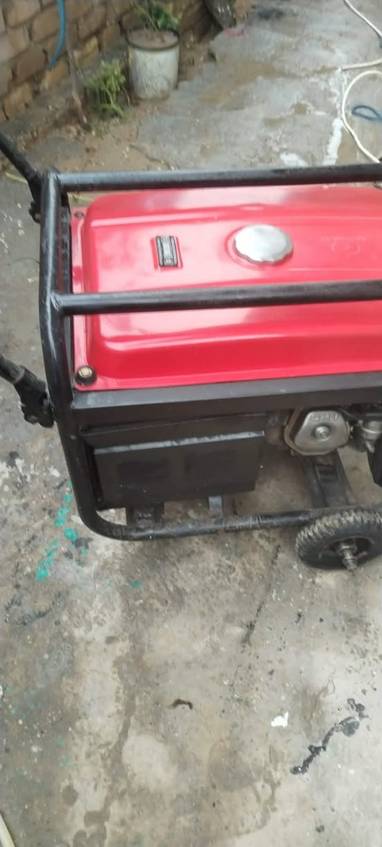 السلام عليكم ،مولده نظيفة استرة 5 كيفي 20 امبير تعمل على البطارية و سحب حبل ،العنوان بابل رقم الهاتف للاستفسار ***********
