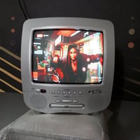 حجم صغير • صوت ستريو • منافذ AV RF