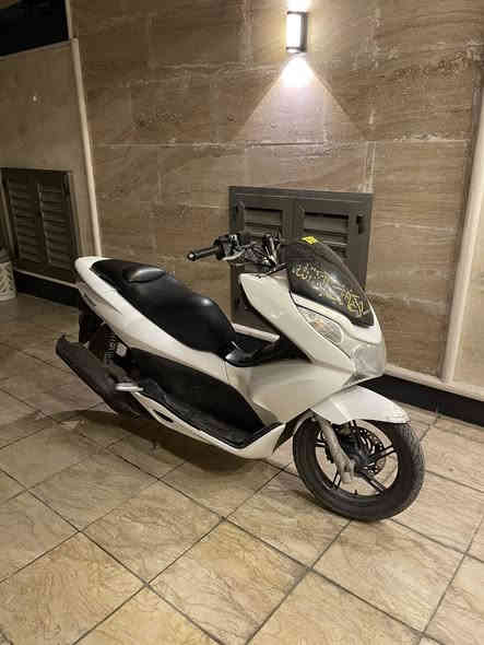 السلام عليكم 
دراجة PCX جيل اول (لون ابيض⚪️)
موديل 2016
الدراجة مكفوله كفالة عامه من مكينه وكفرات وجيب وياك فيتر و افحص صوت المكينة ماينسمع الله شاهد الدراجة نضيفه تخبل شعله و معدل اوراقها موجوده
السعر بـ 12 وبيها مجال
مكاني بغداد الكرادة
للاستفسار ***********
