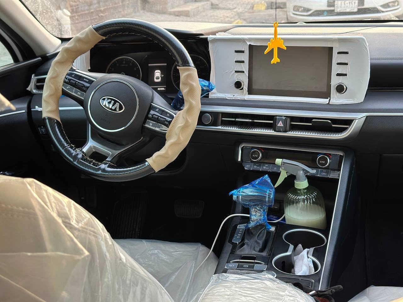 السلام عليكم k5 مديل ٢١ امريكي مكينه ١٦٠٠ تيربو الضرر البنيد بس ماشيه ٦٥ميل معوقين وكاله عامه يسويلك ماباقيلهة شي وتصير حرة فول موصفات توني شادلهة تخم تاير كل نقص مابيهة السعر ١٦٠ وبيهة شي قليل ***********
