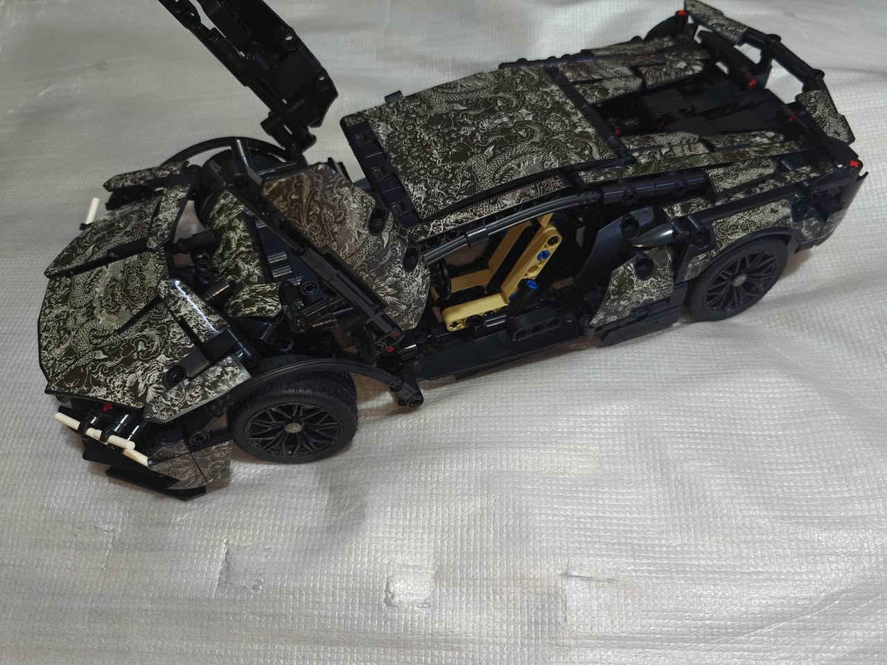 السلام عليكم التحفة النادرة ليكو نسخة cyberpunk Lamborghini حجم كبير بهذا الشكل 1300 قطعة 8 ايام تجميع طول 35 سم بس اكو قطعه بيها مفقودة الانبوب الطويل الي عاليمين اول مجبتها تباع مزاد اعلى سعر اخوان 
***********
