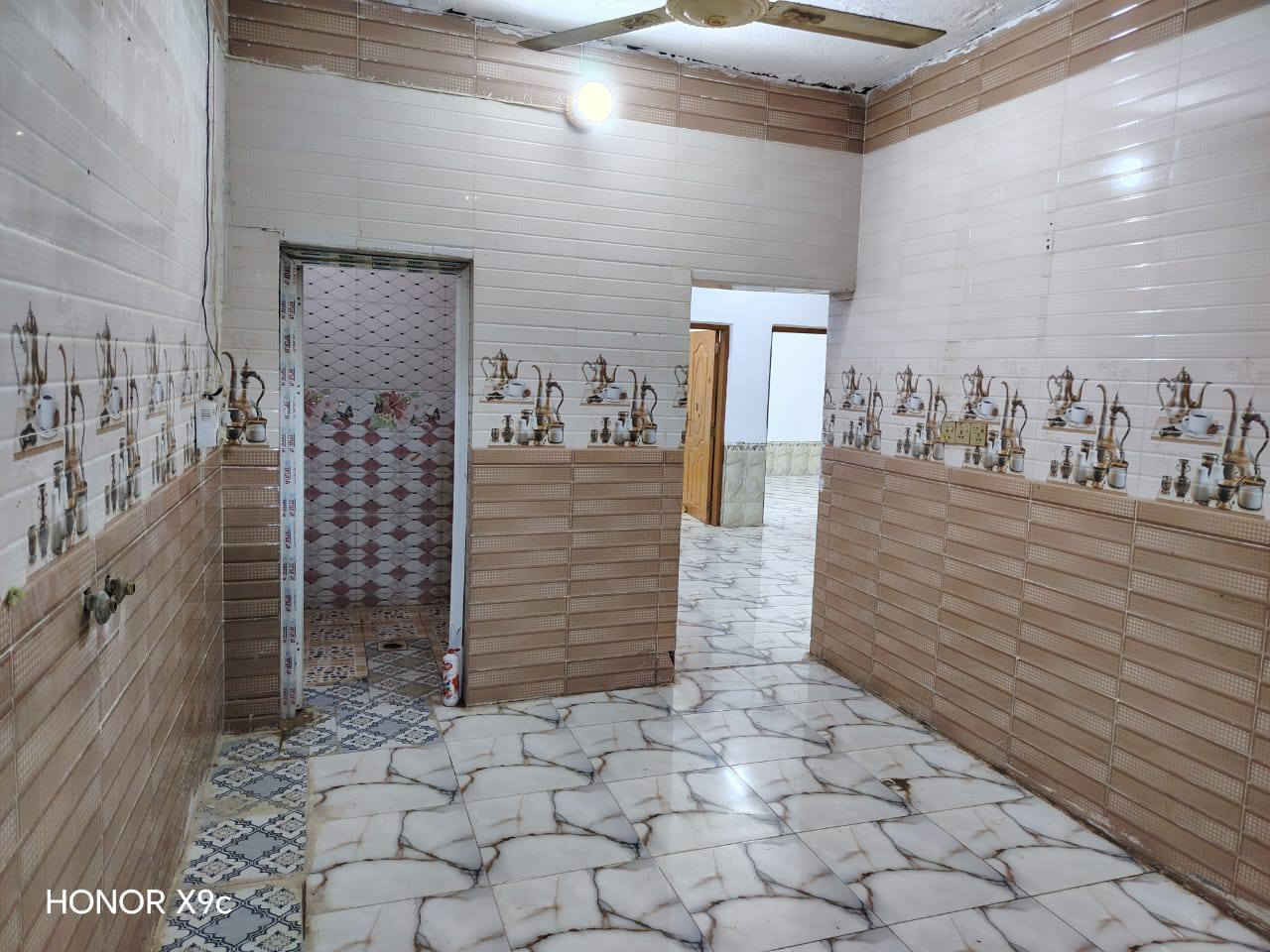 بيت زراعي بسديناويه قرب الدله مساحه ١٥٠م
يتكون من غرفتين وصاله واستقبال ومطبخ وصحيات داخليه وخارجه وطارمه ٣م
السطح شتايكر وستاره متر ونص بيت جاهز ماي ومجاري وكهرباء وشارع ١٠م
حالين فارغ سعر مناسب
***********
