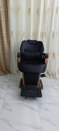 من رخصة الادمن عندي كرسي صالون / حلاقه السعر 250 بي مجال الي يريده يتف...