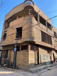 نصف قطعة دار للبيع 3 طوابق يحتوي 4 غرف + مطبخ واستقبال + صحيات 2 بغداد...