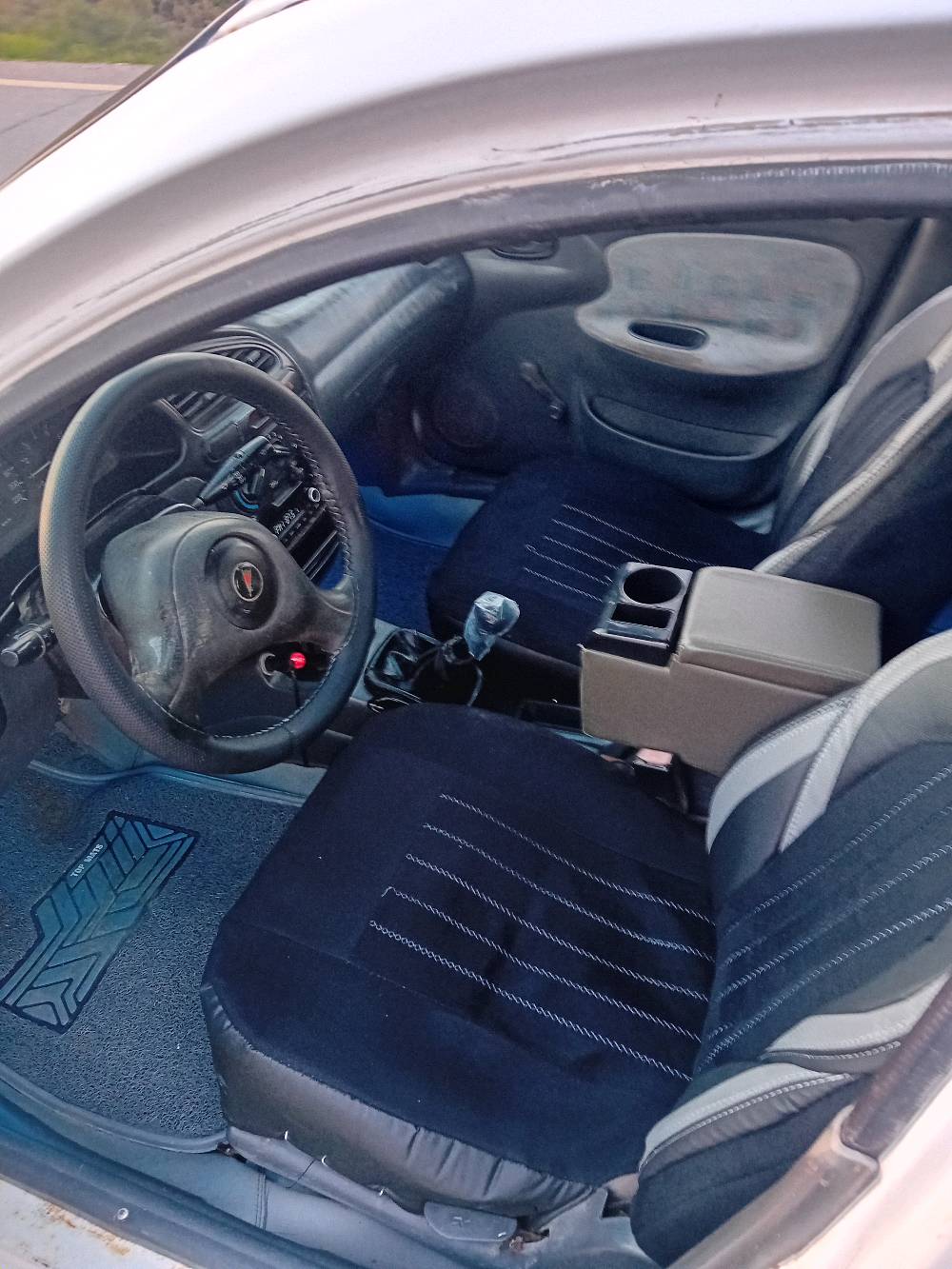 السلام عليكم للبيع دايو لانوس موديل 2000 
وارد خليجي 
رقم بابل انكليزي 
محرك 1500 مفتوح 
كير عادي 
السيارة مصبوغة عام بدون حادث 
ومحرك بي دخان من القبق فقط لان صار هواية ممبدل دهن 
عارضها ب28 ورقة وبيها مجال 
مكاني بغداد حي الجامعة 
للاتصال ***********