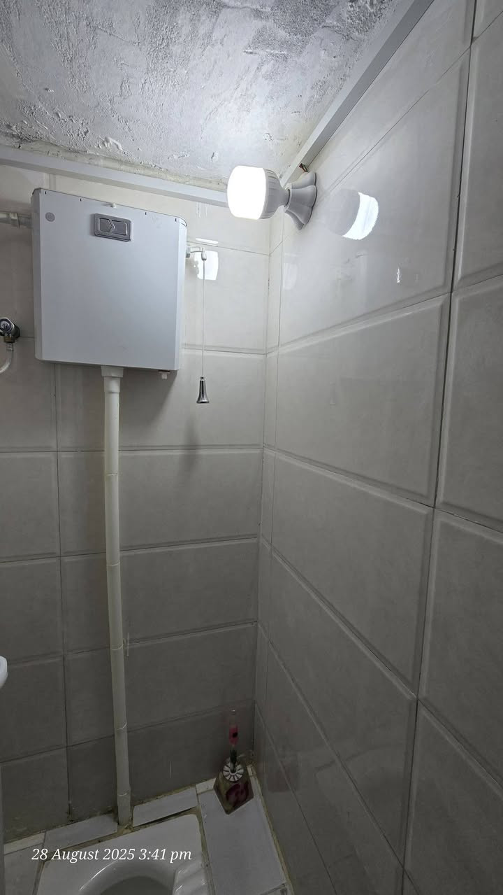 سلام عليكم
دار للبيع  بمساحة ٢١٦ م في الحلة حي المهندسين واقع في الفرع مقابل مجمع الامين الطبي مجاور فرن صمون العسل عرض شارع ١٥ متر 
يبعد مسافة ١٠٠ م عن الشارع الرئيسي
سعر البيع ٢٣٠ مليون
طابو صرف بناء ٢٠١٠ وترميم ٢٠٢٥ وحالة الدار جيده جدا 
بناء طابوق جمهوري وسقف صب مسلح  
طارمه بأرضية بورسلين تكفي سيارتين وحديقة كبيرة 
ممر داير الدار بلا مناور 
الطابق الاول ارضية كرانيت ومكون من هول و استقبال و مطبخ و غرفة و صحيات
الطابق الثاني ارضية بورسلين ومكون من هول و غرفتين و صحيات و بلكونه
سطح ارضية فرشي
للتواصل
 ***********
***********
