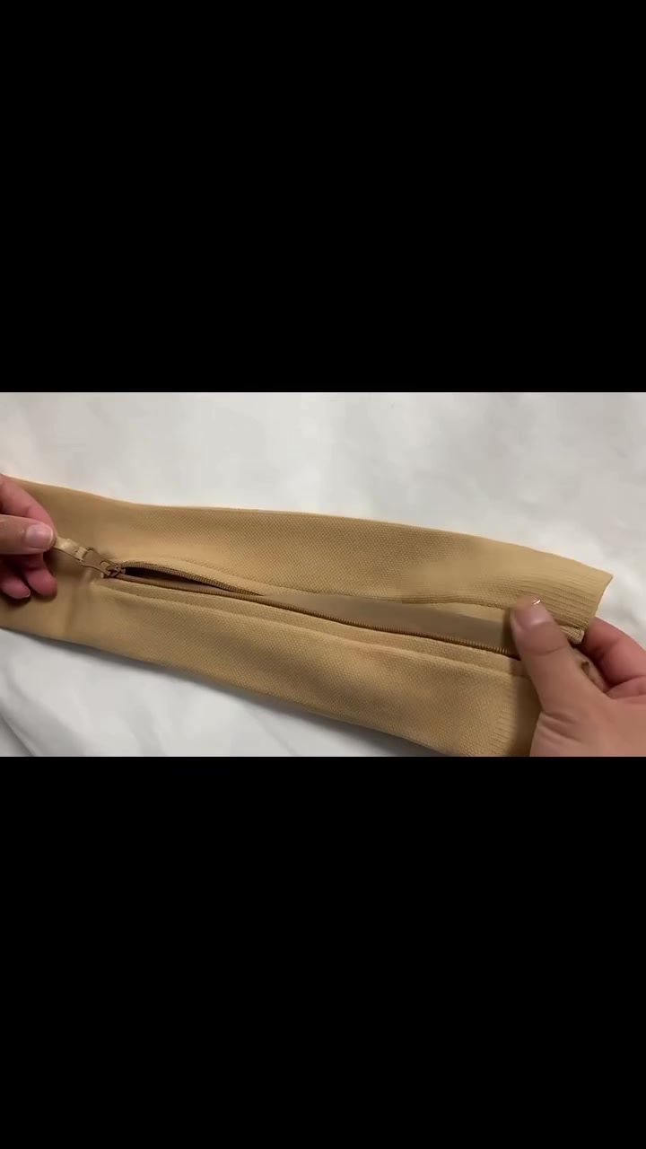 جوارب ضغط طبية بسحاب - Zip Sox

الاستخدامات:

تُستخدم لتحسين الدورة الدموية في الساقين وتقليل التورّم.

مناسبة لمن يعانون من الدوالي أو الوقوف لفترات طويلة.

تخفف آلام الساقين الناتجة عن ضعف تدفق الدم.

المميزات:

تصميم بسحاب جانبي يسهل الارتداء والخلع بدون مجهود.

نسيج مرن مريح يناسب مختلف مقاسات الأرجل.

توفر ضغطًا متدرجًا لتحفيز تدفق الدم.

ناعمة ومريحة للارتداء طوال اليوم.

تصميم مفتوح عند الأصابع لتهوية أفضل ومرونة في المقاس.

محتويات العبوة:

زوج من الجوارب الطبية الضاغطة (لون بيج أو أسود حسب الاختيار).

الأبعاد:

طول الجورب: 50 سم تقريبًا.

أبعاد الغلاف: الطول 24 سم × العرض 14 سم × الارتفاع 3 سم.

ملاحظات:

المقاسات المتوفرة: SM و LXL (يرجى التحقق قبل الطلب).

غير مناسبة للاستخدام أثناء النوم.

تُغسل يدويًا فقط – يُمنع استخدام الغسالة.

منتج مخصص للاستخدام الشخصي – لا يُعتبر بديلاً للعلاج الطبي المباشر.
السعر 10
توصيل بغداد 3 محافظات 5


**إذا كنت صاحب هذا الإعلان وتريد حذفه لأي سبب، رجاءا أرسل رسالة إلى الدعم الفني**