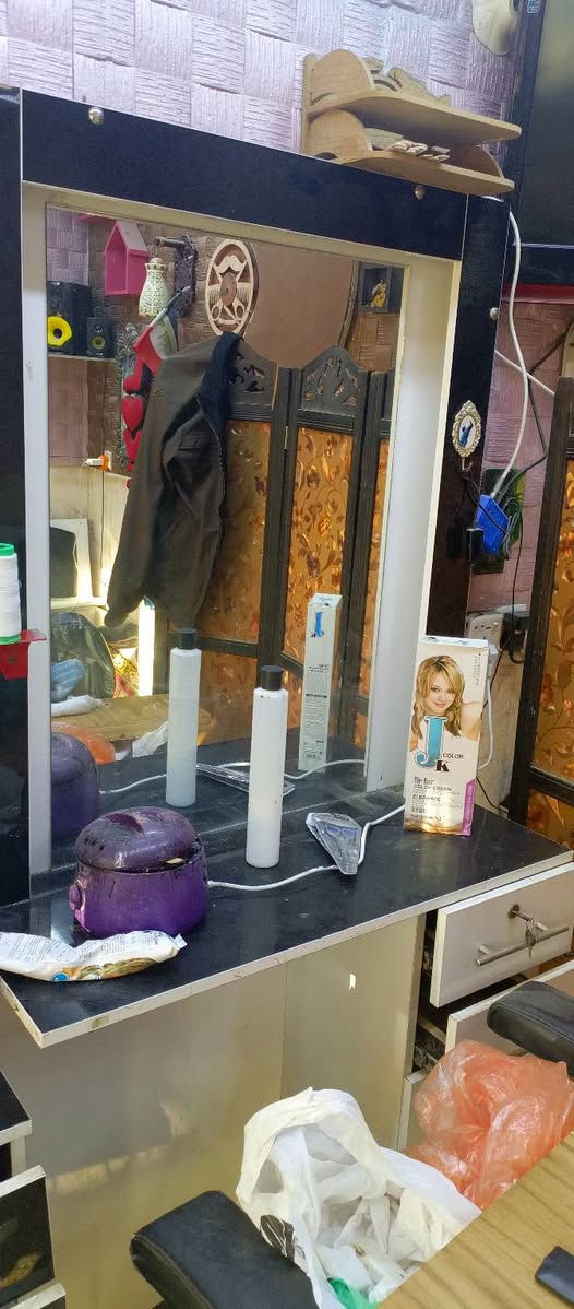 مرايات وفاترينا نضيفات السعر 150 مستعجل عالبيع كربلاء الحر ***********
