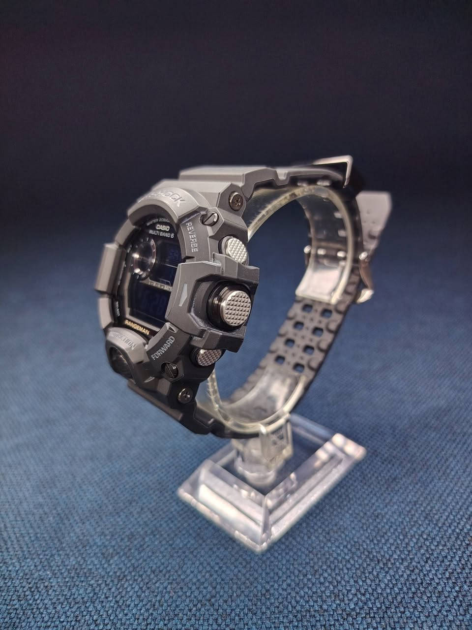 السلام عليكم

ساعة كاسيو جي شوك رانج مان بحالة جديد 
 
° الوصف 
• نقدم لكم ساعة RANGEMAN، أحدث إضافة إلى سلسلة Master of G من الساعات المتينة والوعرة المصممة لتحمل أصعب الظروف التي يمكن تخيلها. ساعة RANGEMAN مزودة بمستشعر ثلاثي، مما يجعلها قادرة على الحفاظ على قراءات الارتفاع والضغط الجوي ودرجة الحرارة والاتجاه في متناول يدك. توفر الأزرار الأسطوانية تشغيلًا رائعًا ومقاومة محسنة للصدمات. يحتوي زر المستشعر المستخدم كثيرًا (في المنتصف الأيمن) على غطاء معدني يحميه من الصدمات الجانبية ويمنع دخول الأجسام الغريبة. ينقلك الضغط على زر المستشعر في أي وضع إلى شاشة المستشعر مباشرةً. يتميز كل وضع من أوضاع المستشعر بنغمة صوتية خاصة به، مما يعني أنه يمكنك تحديد الوضع الذي تدخله دون حتى النظر إلى الساعة. كل هذا بالإضافة إلى تسجيل الوقت بلمسة واحدة وقياس الوقت المنقضي بلمسة واحدة ومتانة G-SHOCK المشهورة عالميًا، وأكثر من ذلك بكثير يجعل RANGEMAN الخيار الأمثل للحراس وفرق الإنقاذ وأي شخص آخر تتطلب مهنته أو أنشطته موثوقية لا تلين.

° المعلومات الأساسية
• القطر 53.5 ملم السمك 18.2 ملم

• تعمل بالطاقة الشمسية سولر

• التوقيت العالمي 31 منطقة زمنية (48 مدينة + التوقيت العالمي المنسق)، تشغيل/إيقاف التوقيت الصيفي

• عرض وقت شروق الشمس وغروبها وقت شروق الشمس وغروبها لتاريخ محدد، مؤشرات ضوء النهار

• 5 منبهات يومية (مع منبه غفوة واحد)
إشارة الوقت كل ساعة

إضاءة خلفية LED (إضاءة فائقة) إضاءة LED تلقائية بالكامل، ومدة إضاءة قابلة للتحديد، وتوهج لاحق

• ساعة توقيت 1/100 ثانية سعة القياس: 999:59'59.99'' أوضاع القياس: الوقت المنقضي، الوقت المنقسم، أوقات المركزين الأول والثاني

• مؤقت العد التنازلي وحدة القياس: ثانية واحدة نطاق العد التنازلي: 24 ساعة نطاق ضبط وقت بدء العد التنازلي: من دقيقة واحدة إلى 24 ساعة (زيادات دقيقة واحدة وزيادات ساعة واحدة)

• وزن 93 جرامًا
• مادة العلبة والإطار الراتنج
• السوار من الراتنج او ربل
• الزجاج المعدني
• مقاوم للصدمات
• مقاومة الماء حتى عمق 200 متر

• عرض/تنبيه البطارية مؤشر مستوى البطارية

• ساعة يتم التحكم فيها عن بعد نطاق متعدد 6

• ميزة كتم الصوت نغمة تشغيل/إيقاف تشغيل الزر

• توفير الطاقة (تصبح الشاشة فارغة لتوفير الطاقة عند ترك الساعة في الظلام)

• تنسيق 12/24 ساعة وضبط الوقت بانتظام: الساعة، الدقيقة، الثانية، مساءً، الشهر، التاريخ، اليوم

• التسجيل اليدوي للبيانات لما يصل إلى 40 سجلاً (الارتفاع، الضغط الجوي / درجة الحرارة، الاتجاه، الوقت (الطابع الزمني))

• مدة تشغيل البطارية التقريبية: 8 أشهر على بطارية قابلة لإعادة الشحن (فترة التشغيل مع الاستخدام العادي دون التعرض للضوء بعد الشحن) 23 شهرًا على بطارية قابلة لإعادة الشحن (فترة التشغيل عند تخزينها في ظلام دامس مع تشغيل وظيفة توفير الطاقة بعد الشحن الكامل)

ميزة المستشعر
مقياس الارتفاع نطاق القياس: من -700 إلى 10000 متر (من -2300 إلى 32800 قدم). وحدة القياس: 1 متر (5 قدم). وظيفة ذاكرة الارتفاع: قراءات يدوية: 40 سجلاً، يحتوي كل منها على التاريخ والوقت وزاوية الاتجاه والارتفاع والضغط الجوي ودرجة الحرارة. حفظ البيانات تلقائيًا: ارتفاع عالٍ، ارتفاع منخفض، صعود تراكمي، نزول تراكمي (قيمة واحدة لكل منهما). آخرون: قراءات الارتفاع النسبي (من -3000 إلى 3000 متر). فاصل قياس قابل للاختيار: 5 ثوانٍ أو دقيقتان * ثانية واحدة لأول 3 دقائق فقط * التبديل بين الأمتار (م) والقدم (قدم)

• نطاق عرض البارومتر: من 260 إلى 1100 هكتوباسكال (7.65 إلى 32.45 بوصة زئبقية) وحدة العرض: 1 هكتوباسكال (0.05 بوصة زئبقية) رسم بياني لاتجاه الضغط الجوي (آخر 42 ساعة من القراءات) رسم بياني لفرق الضغط الجوي إنذار معلومات اتجاه الضغط الجوي (يشير الصوت والسهم إلى تغييرات كبيرة في الضغط) *التحويل بين هكتوباسكال وبوصة زئبقية

• بوصلة رقمية تقيس وتعرض الاتجاه كواحدة من 16 نقطة نطاق القياس: من 0 إلى 359 درجة وحدة القياس: 1 درجة قياس مستمر لمدة 60 ثانية مؤشر اتجاه رسومي معايرة ثنائية الاتجاه تصحيح الانحراف المغناطيسي ذاكرة المحمل

• نطاق عرض مقياس الحرارة: من -10 إلى 60 درجة مئوية (من 14 إلى 140 درجة فهرنهايت) وحدة العرض: 0.1 درجة مئوية (0.2 درجة فهرنهايت) *التبديل بين درجة مئوية (درجة مئوية) وفهرنهايت (درجة فهرنهايت)

جميع الساعات اصلية معا ضمان🤍.

العنوان: - بغداد - مدينة الصدر ـ الأورفلي 
توصيل لجميع المحافظات 
التواصل واتساب *********** 🤍.

