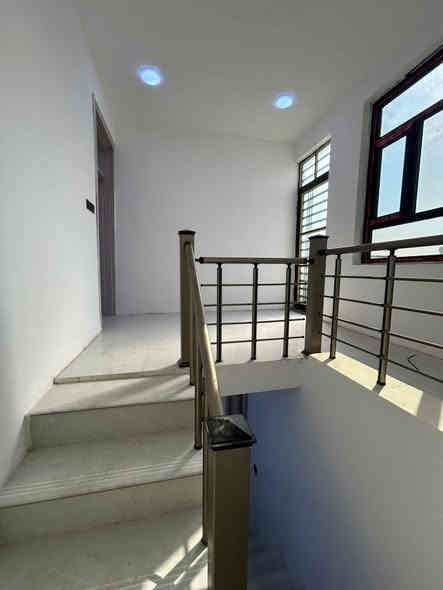 سلام عليكم بيت للبيع مساحه 50متر زراعي سند 25 طابقين وبيتونه يحتوي ع 3غرف نوم وصحيات 2 وصاله ومطبخ العنوان الدوره لبعيثه مجمع السلطان الاول رقم القطعه 282تنازل اول من الشركه  قريب عن شارع المدارس العنوان دوره البعيثه مجمع السلطان الاول شارع المدارس الاستفسار اتصل ع *********** 
بيع مباشر من صاحب الدار بدون دلاليه
