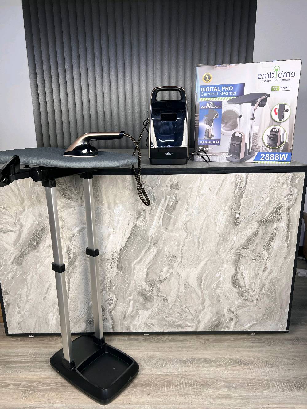 ابداع امبليوم مستمر بكل جديد ✨✅
✨ مكوى بخار صناعي منزلي من امبليوم ✨
إذا تريد نتيجة كي مثالية بدون تعب وبأعلى مستوى من الاحتراف… هذا هو الحل 🔥
🔹 قدرة عالية 2888 واط ⚡
تسخين سريع وأداء قوي يختصر وقتك
🔹 بخار قابل للتحكم 💨
تقدر تتحكم بدرجة البخار حسب نوع القماش بكل سهولة
🔹 مناسب لجميع الأقمشة 👕👗
من الملابس الخفيفة إلى الثقيلة بدون أي ضرر
🔹 تصميم عملي مع قاعدة ثابتة 🧱
راحة أكثر أثناء الاستخدام + تخزين مرتب
🔹 سهل التنظيف والاستخدام 🧼
ما يحتاج تعقيد… تشغيل سريع ونتيجة فورية