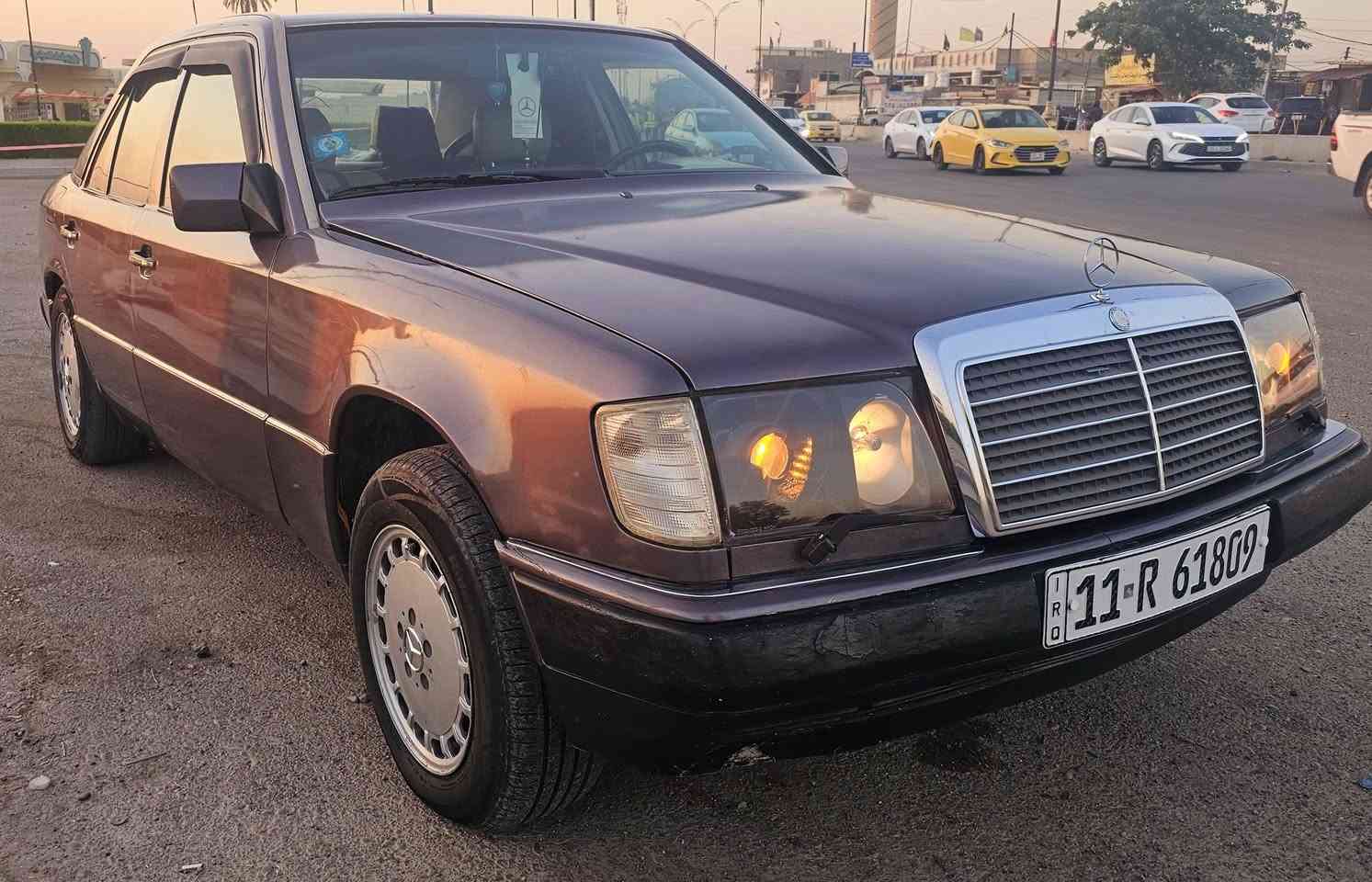 مرسيدس دب w124 موديل ٩٣ 
١- بلادي محرك ٦ سلندر منظومة عنكبوت جاهزة شرط دهن لوكيمولي بيه
٢- حدادية صدر جاهزة
٣-منظومة دبل فيت بم واحد يشتغل وثاني طافي حسب الحاجة فقط تبدل فيشة وصمام نازل من تانكي حتى تبدل اي قطعة بالمنظومة .دون خسارة قطرة بانزين
٤-منظومة زينون بليل  شمسيه عدسة عين الشيطان 
٥-كهربائيات كلها جاهزة
٦-تبريد ثلج وانسى حماوة ضفت منظومة مرشات للراديتر حتى لمكينة ترتاح أكثر
٧-دوشمة جديدة بلادي 
٨-زوج تايرات امامي مبدل جديد
٩-رقم جديد بأسمي وبدون غرامة 
١٠-دركة amg جديدة 
١١- مي أخضر زيتي نوعية ممتازة وراديتر.جديد
السيارة جاهزة ان شاءالله وماكو اي نقص صبغها عام للجمالية ومعتني بيها حيل ونظيفة وبالعافية لتكون من نصيبه
السعر ٧٢ ورقة وبيه مجال للشراي والطيب مكانها بغداد اي استفسار على الخاص او على الواتس اب ***********
