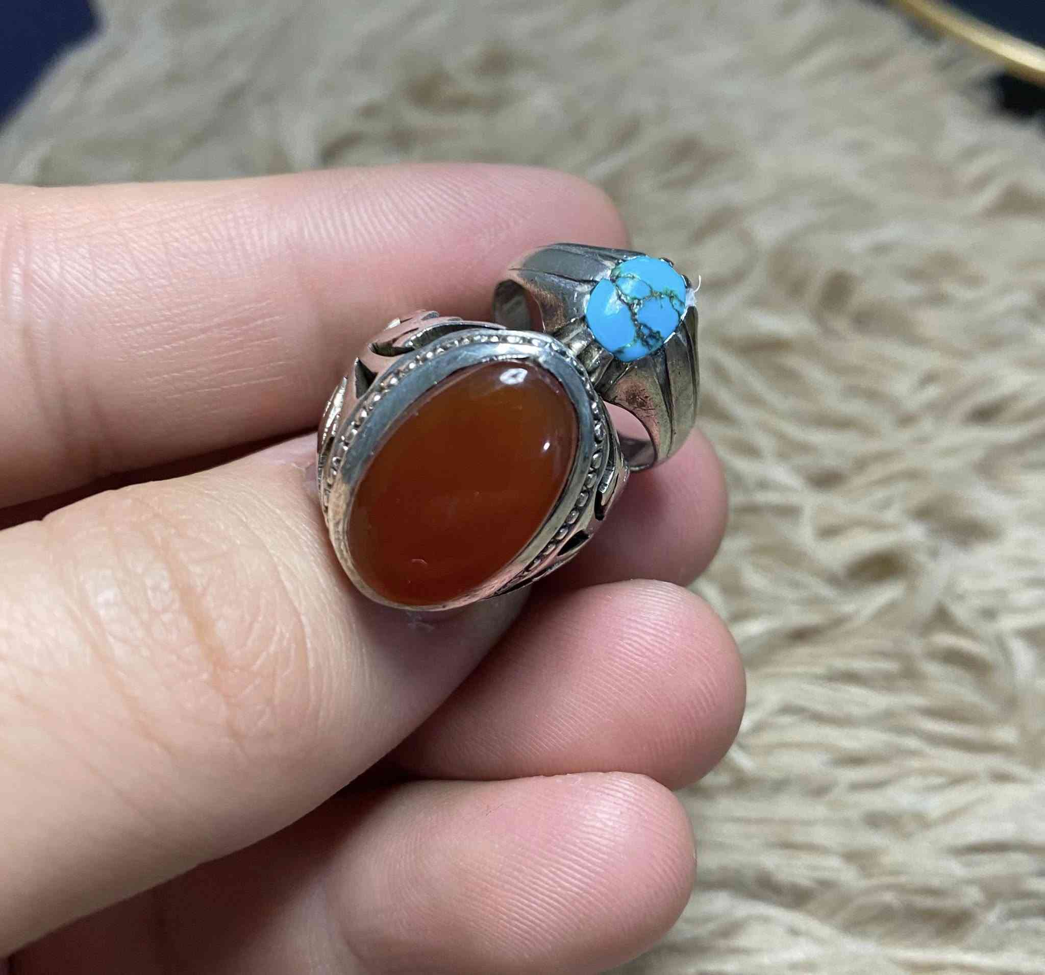 سلام عليكم عقيق يماني وفيروز نيشابوري قديمات 
فضه مختوم ٩٢٥ قياسات صغار (14-15) تقريبا هيج قياس للبيع فقط يوجد توصيل ***********
