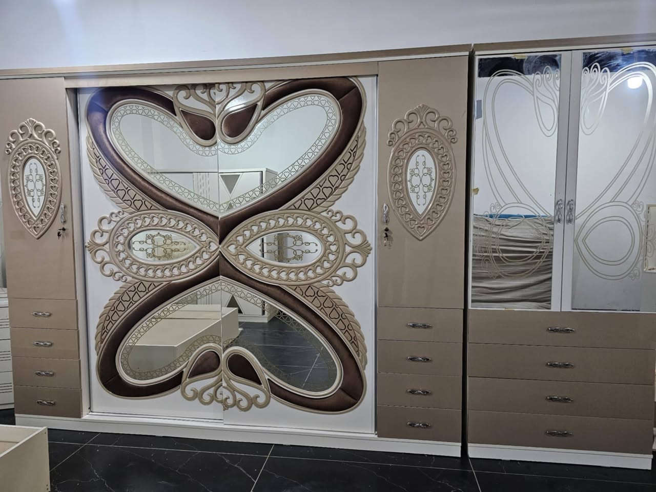 غرفه نوم يجنن 10 قطع مع دوشك طبي انارات شغال اي استفسار راسل صفحه او خابر رقم ***********
***********
