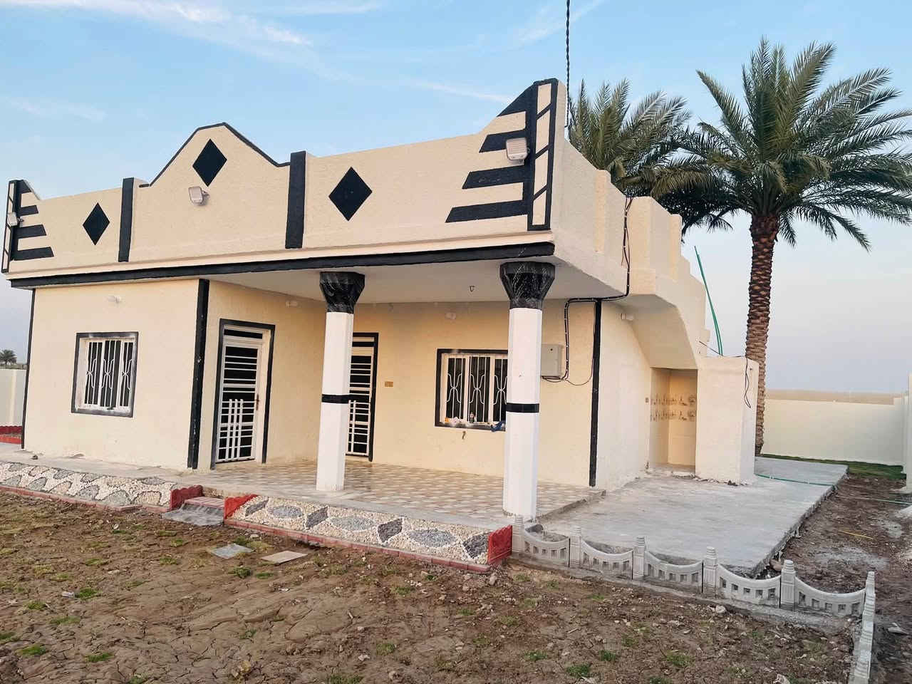 سلام عليكم من رخصت مدير الكروب دونم مع بيت البيع جاهز من كلشي مضيف ٦ متار غرف نوم ٢ هول مطبج جارجي صحيات البيت وصحيات الخطار خارجيات وشو المقطع البيت جاهز من كلشي مكان حلو قرب معمل الغاز قرب ابو حسين ابو سراميك الخفاجي قرب جبله قرب شارع العام البيت فارغ جاهز اخوكم سيد خالد /*********** /*********** كل الخدمات موجوده من كلشي او مراوس بلاندكروز
