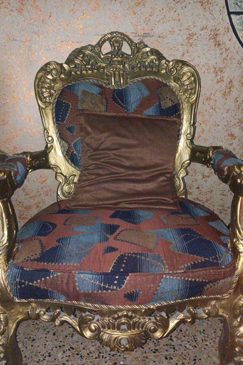 مجموعة قنفات كلاسيكية فخمة بتصميم ذهبي مميز وتنجيد مزخرف بألوان دافئة. تضيف لمسة راقية لديكور المنزل. مثالية لغرف الاستقبال أو الصالونات.

