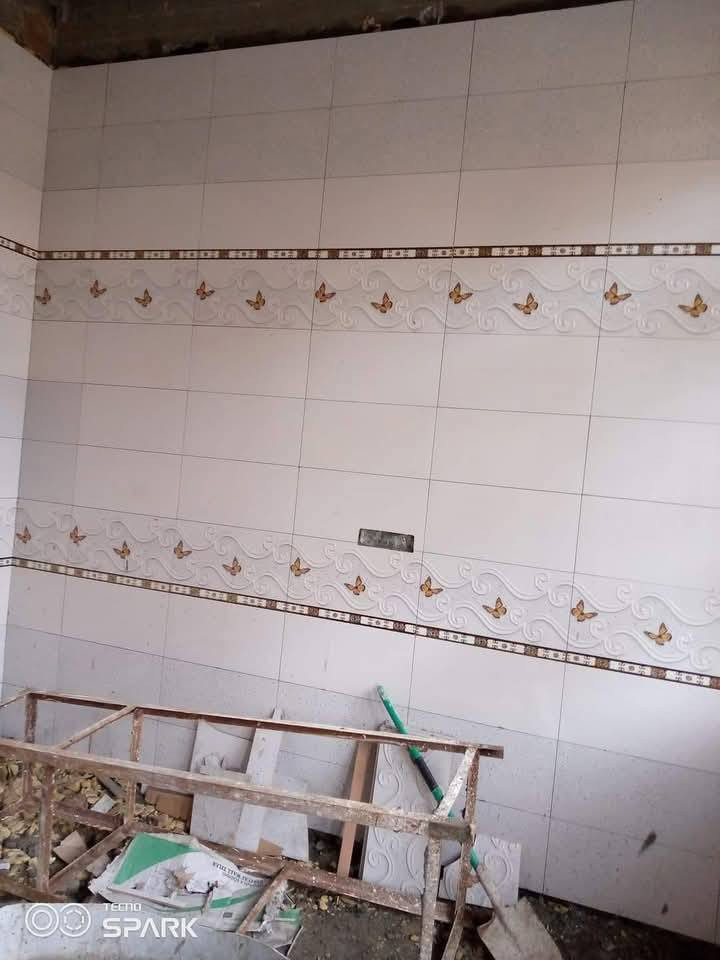 يوجد خلفه سراميك متفرق داخل تكريت  ‏‪***********‬‏ قير متواجد عل فيس
