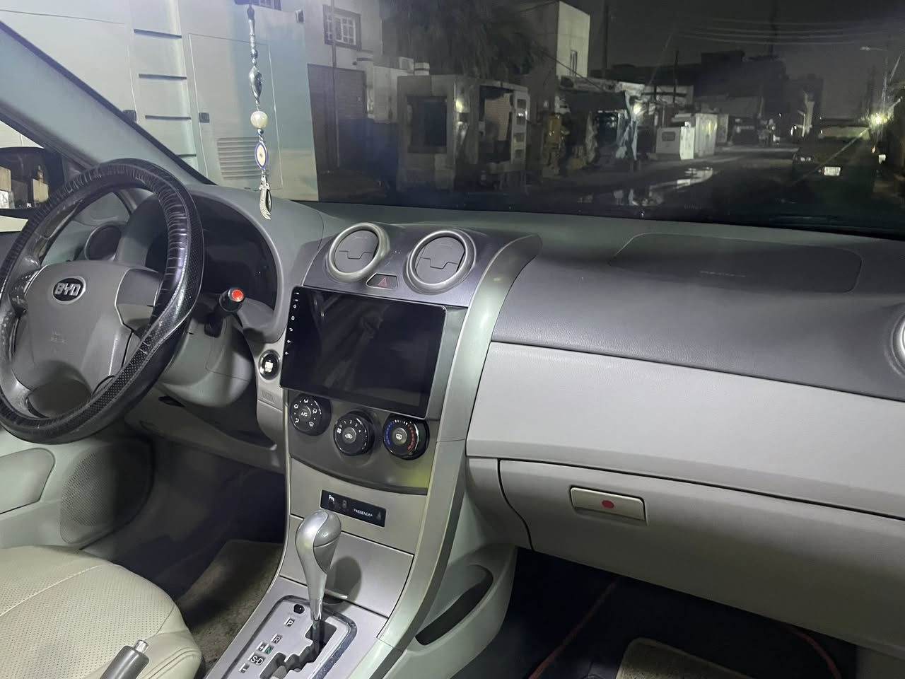 السلام عليكم 
سيارة بي وإي دي موديل 2013 
ماشية السيارة 179 كم
مقاعد جلد 
رقم بغداد السيارة بأسمي
السعر 62$
التواصل ***********
