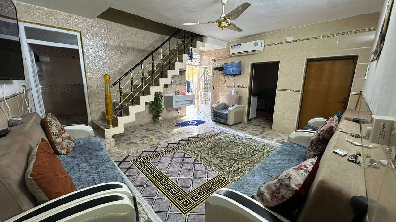 للبيع بيت مساحة 180م واجه 10م ونزال 18م طابقين طابو صرف سكني
كامل الخدمات تبليط ومجاري وتوجد خلف البيت مساحة 100م  للاستفسار الاتصال على مكتب بغداد للعقار 
***********
***********
