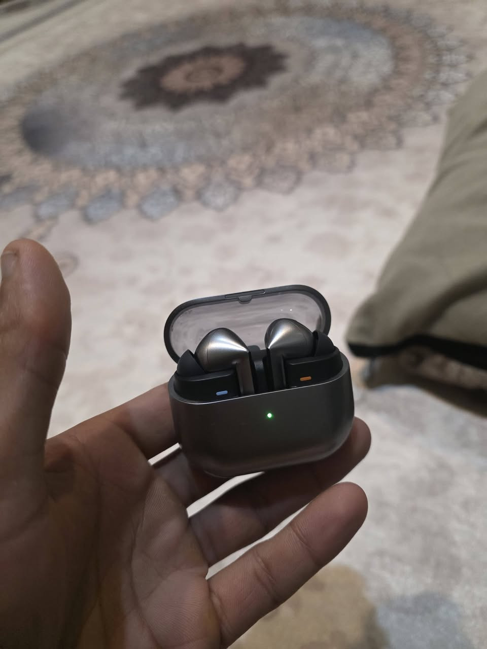 السلام عليكم سماعة سامسونج Buds 3 pro مسخدم بحالة جيدة جدا البيع بسعر 100 الف ةبيها مجال بسيط يوجد توصيل والمكان بغداد كاظمية الرقم ***********
