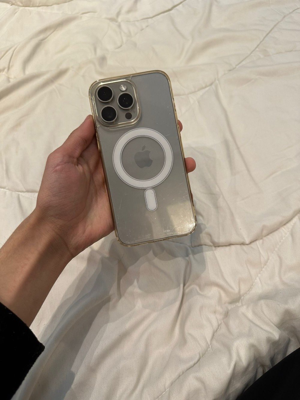 ايفون 15 برو ماكس 
بطارية 88 
ذاكرة 256 وياه شاحنة فقط 
بدون اي مشاكل او عطل
مكاني بغداد الجديدة