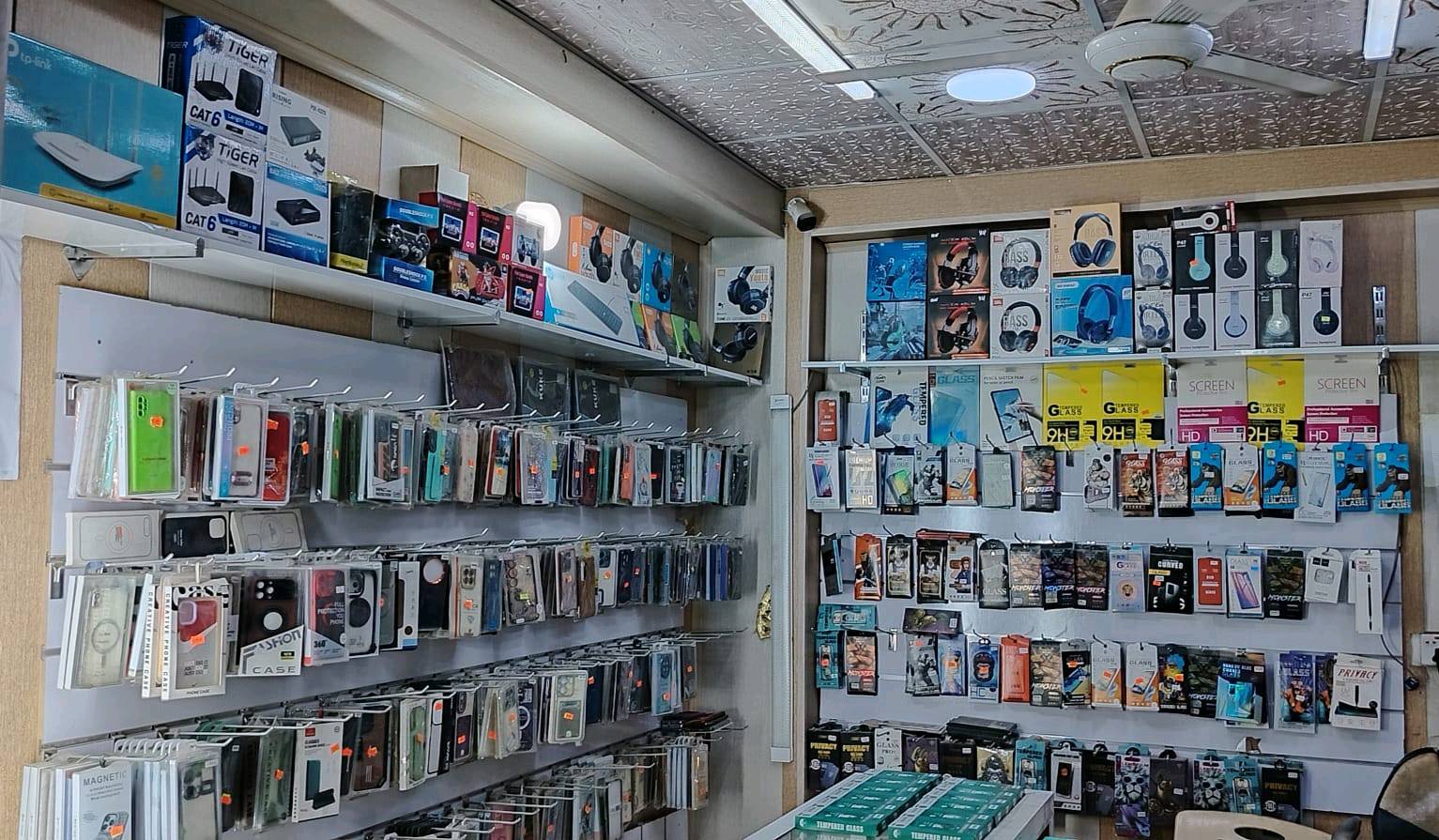 محل اكسسوارات موبايل
عدة صيانه 
طابعة استنساخ برذر 
كامرات مراقبه عدد 4 +بلازمة
ديكور كامل جاهز مجهز

... العنوان... كوفة حي ميسان شارع الشريط مقابل حلويات بابلون