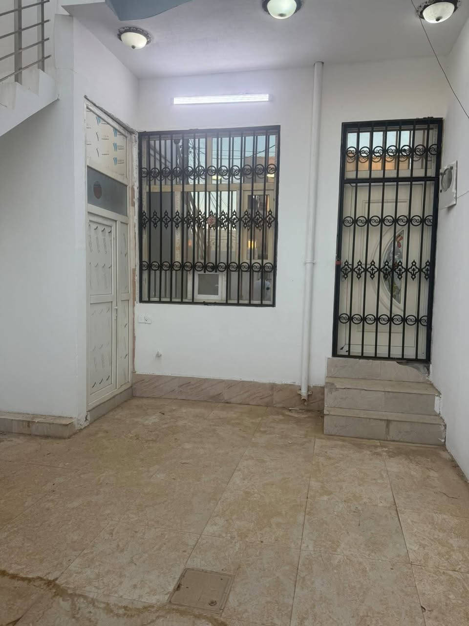 دار 100 متر رقم بسعر مناسب 
بناء نضيف فول كاشي سقف ثانوي دكت مركزي بيت كامل مكمل و فارغ جاهز للسكن العنوان كركوك قادسية الثانيه قرب أسواق مجيد للأستفسار مراجعة مكتب نور الكبير التجاري *********** السعر 37 مليون
