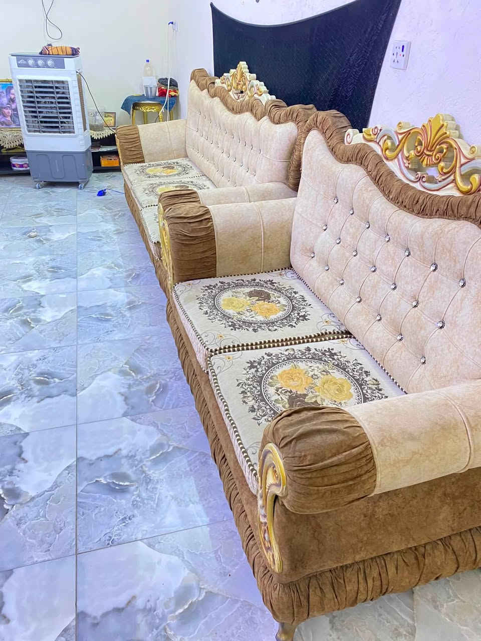 سلام عليكم تخم ملكي 5قطع 10مقاعد نضيف نضيف ما متعوب خشب مالته قوي كلش مقاعد ماته كوشات يعني ينشالن ينغسلن ويرجعن نضيف مستعجل علا بيعته 400وبي مجال اتصال ***********اكو واتساب
