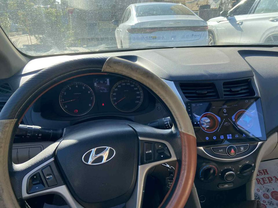 السلام عليكم 
اكسنت موديل ٢٠١٦ خليجي 
كير ومحرك مكفولات 
محرك 1600 دوش دبل قطرة
نظام Eco اقتصادي
صدر امامي وخلفي جديد اصلي
اللون ابيض والداخل بيجي بارد قليل باب خلف الصدر
سبير منازل + عدة كاملة
تدفئة + تبريد ثلج
شاشة لمس + كاميرا دوارة + فتحة سقف
ماشيه ٧٤ الف باسمي 
.
السعر ١٢١ ورقة وبيه مجال
للتواصل او الاستفسار على هذا الرقم *********** بغداد
