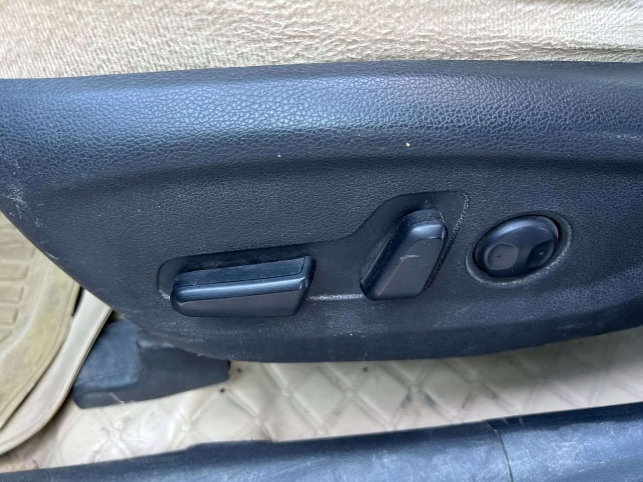 توسان  خليجي موديل ٧ا سنويتها ل ٢٨ بيها نص مكينه مبدله سونارها موجود ويه الصور
 كير محرك تبريد كهربائيات حداديه تخم تاير 
مكانها العماره 
  الاتصال عل الرقم.  ***********
