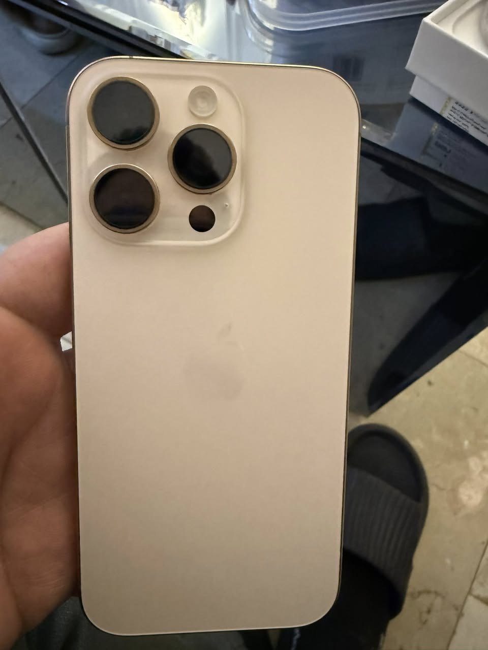 السلام عليكم للبيع ايفون 16 برو ذاكره 256 ضمان ماستر بطاريه 92 جديد مابي شخط سعره مليون و 150للاتصال *********** مكاني بغداد السيديه
