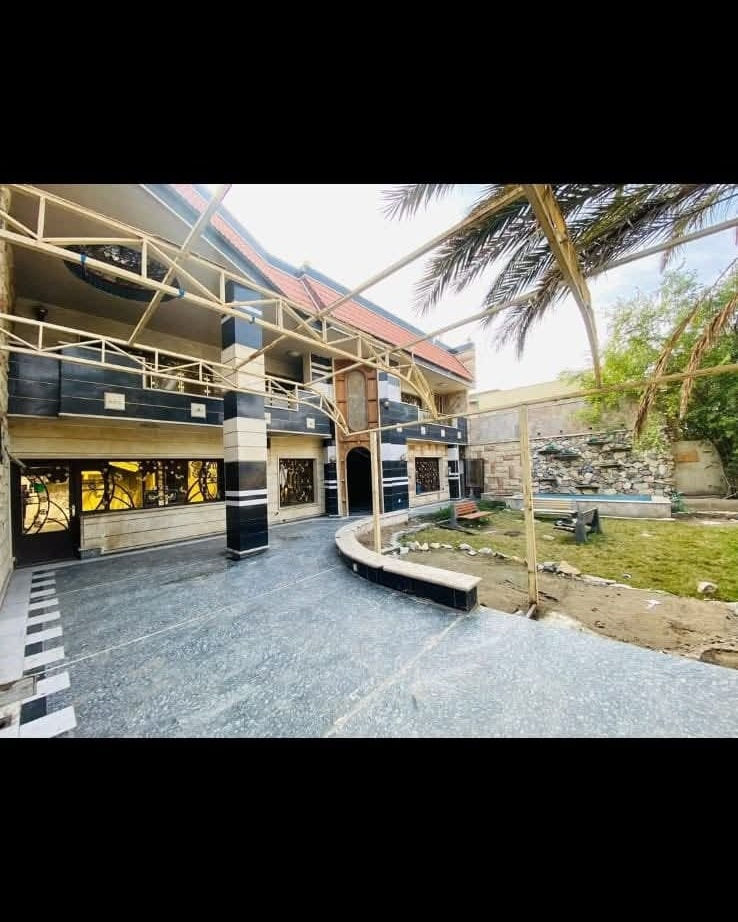 السلام عليكم بيت للبيع في حي الجهاد منطقه الرفاق الثانيه 
مساحه ٤٠٠ متر واجهه ١٦ ونزال ٢٥ 
يحتوي البيت ٦ غرف نوم و٤ حمامات  ومطبخ  وصاله وحديقه كبيره وكراج والبيت سعره جدا مناسب 
اتصل على ***********
