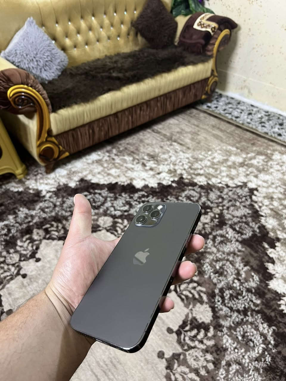 ايفون 12 برو ماكس نضيف كلش للبيع او مراوس ب ايفون فقط :- 
لون نفطي مميز ✅
ذاكره 256 ✅
بطاريه 100 مستبدله اصلي ✅
شاصيه مكفول من الزلع والشخط ✅
فيس ايدي شغال ✅
شاشه  3 خيارات مستبدله مال وكاله حالها حال الاصلي كلش مرتبه فقطط باقي الجهاز كله بلادي وعله وضع الشركه نضيف ومرتب السعر 325 
العنوان بغداد قريب عل كاضميه او باب معضم (( الصبح )) 
*********** متواجد واتساب ورصيد فقط غير متواجد عل فيس
