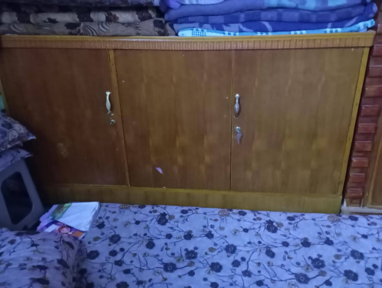 السلام عليكم قنصور للبيع السعر 225 وبي مجال والمناميه 75وبيها مجال العنوان حي الوحده 
***********
