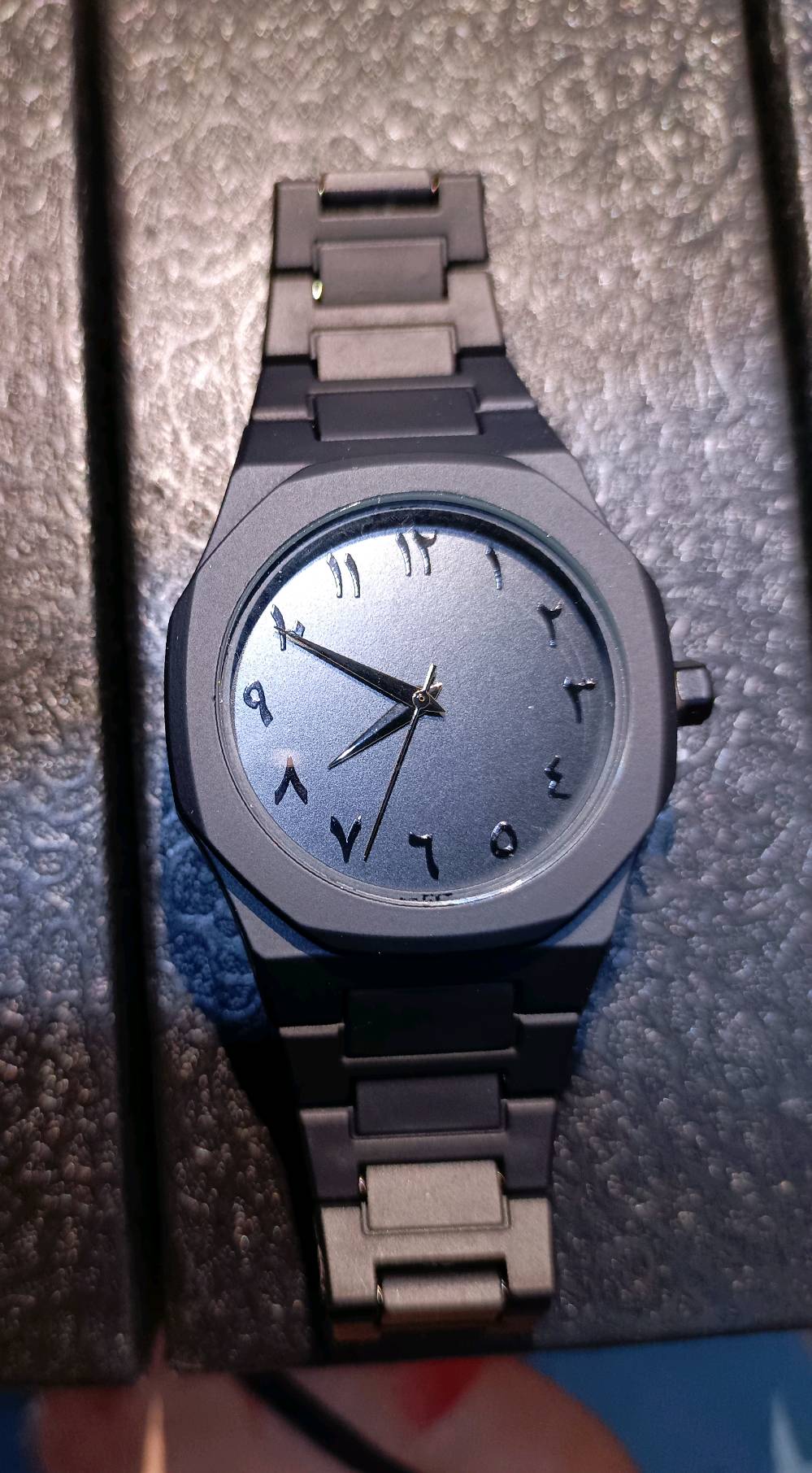 
ساعه ترند اسود لجديد
ساعه تجي تصميم حديدي مغطه ب طبقه فايبر كاربون مريحه بلبس
يجي مع الساعه داخل العلبه جهاز تكبير وتصغير يكدر يلبسها لكبير وصغير 
سعر ساعه 8الاف وتوصيل 3 الاف 