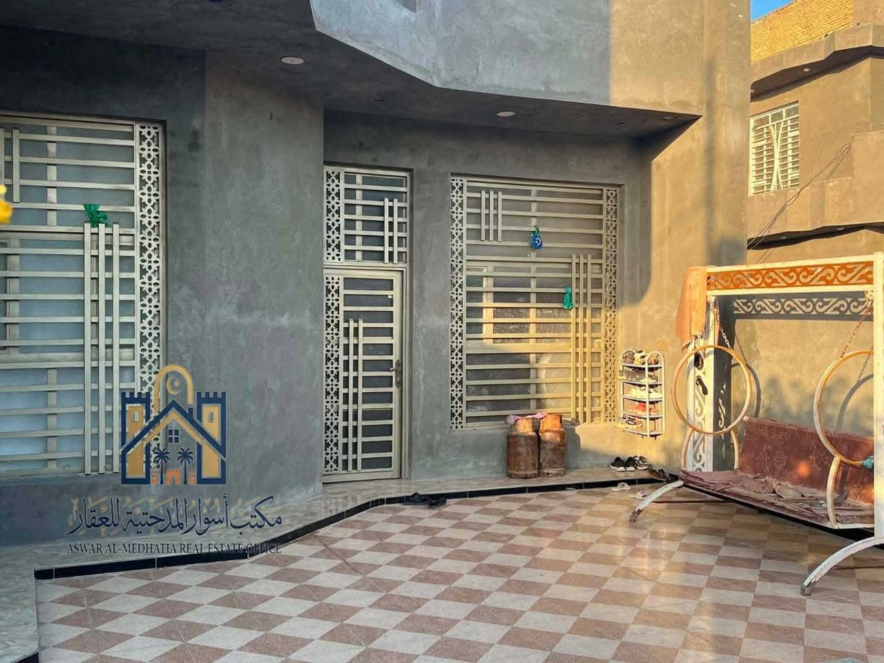 🏡 للبيع – دار سكن بناء حديث بسعر مميز 🏡

📍 الموقع:
بابل – الحمزة الغربي – حي الحوراء الزراعي.

💰 السعر: 175 مليون دينار (قابل للتفاوض).

📄 الوضع القانوني:

- طابو زراعي (سند 25).
- التحويل مباشر باسم المشتري.

📐 المواصفات:

- المساحة: 350 م².
- بناء حديث.
- الدار ركن.
- الواجهة: 13.5 متر.
- العمق: 25 متر.
- سقف كونكريت مسلح.
- أرضيات بورسلين.
- الجدران مكسوة بالسيراميك.

🏠 تفاصيل الدار:

- غرفتا نوم (5×4 م لكل غرفة).
- صالة طعام (4×5 م).
- صالة كبيرة (4×10 م).
- استقبال (4.5×7.5 م).
- مطبخان:
  - مطبخ بارد (4×5 م).
  - مطبخ حار (4×3 م).
- حديقة خارجية.
- كراج سيارة.

🛣 الشوارع:

- الشارع الأمامي: 9 م.
- الشارع الجانبي: 7 م.

⚡ الخدمات:

- ماء إسالة.
- كهرباء وطنية.
- خط مولدة.
- شبكة مجاري حديثة.

📞 للاستفسار والحجز:
مكتب أسوار المدحتية للعقار
📍 حي الحوراء – مقابل السايلو.

☎️ ***********
☎️ ***********
☎️ ***********

فرصة مميزة لمن يبحث عن دار حديثة بموقع جيد وسعر مناسب.
