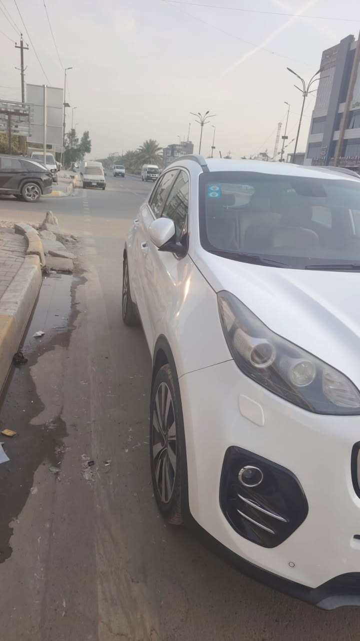 السلام عليكم 
كيا سبورتج ١٨ خليجي مكفوله السياره عدا بارد الباب الخلف الصدر
ماشيه ٨٧ الف 
مواصفات موضحه بالصور 
السياره بأسمي
للاستفسار ***********
