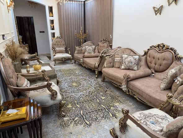 السلام عليكم 
عندي  تخم تركي  وسجادة ايرانيه   وميز تلفزيون   للبيع 

 تركي ملكي  جديد جدا جدا ضخم 
خشب زان 
صبغ حراري 
نقوش وحفر يدوي 
١٠  مقاعد
حفر ونقوش ملكيه
قماش المقاعد  ايطالي درجه اولى

اخوان هذا  التخم    راقي  وغالي  الي ايدور شي رخيص هذا التخم ميفيده
سعر  الجديد بالسوك    ب ٥ ملايين 

اني رايد التخم الواحد  ب   ٣  مليون      ومجاله  بسيط

وعندي سجادة  كاشان ايراني استخدام موسم واحد فقط  جديده جدا جدا جدا  
١٢٠٠   شانه
٣٢٠٠   التراكمي ( يعني كثافة السجاده)
السعر    ٦٠٠   ومجاله بسيط 
  

وعندي ميز تلفزيون جديد استخدام كلش قليل للبيع  السعر     ٢٠٠   الف   

مكاني 
بغداد   الكرخ  حارثيه   شارع الكندي
قرب مول بغداد
سبب البيع بيتي صغير والتخم ضخم
***********
