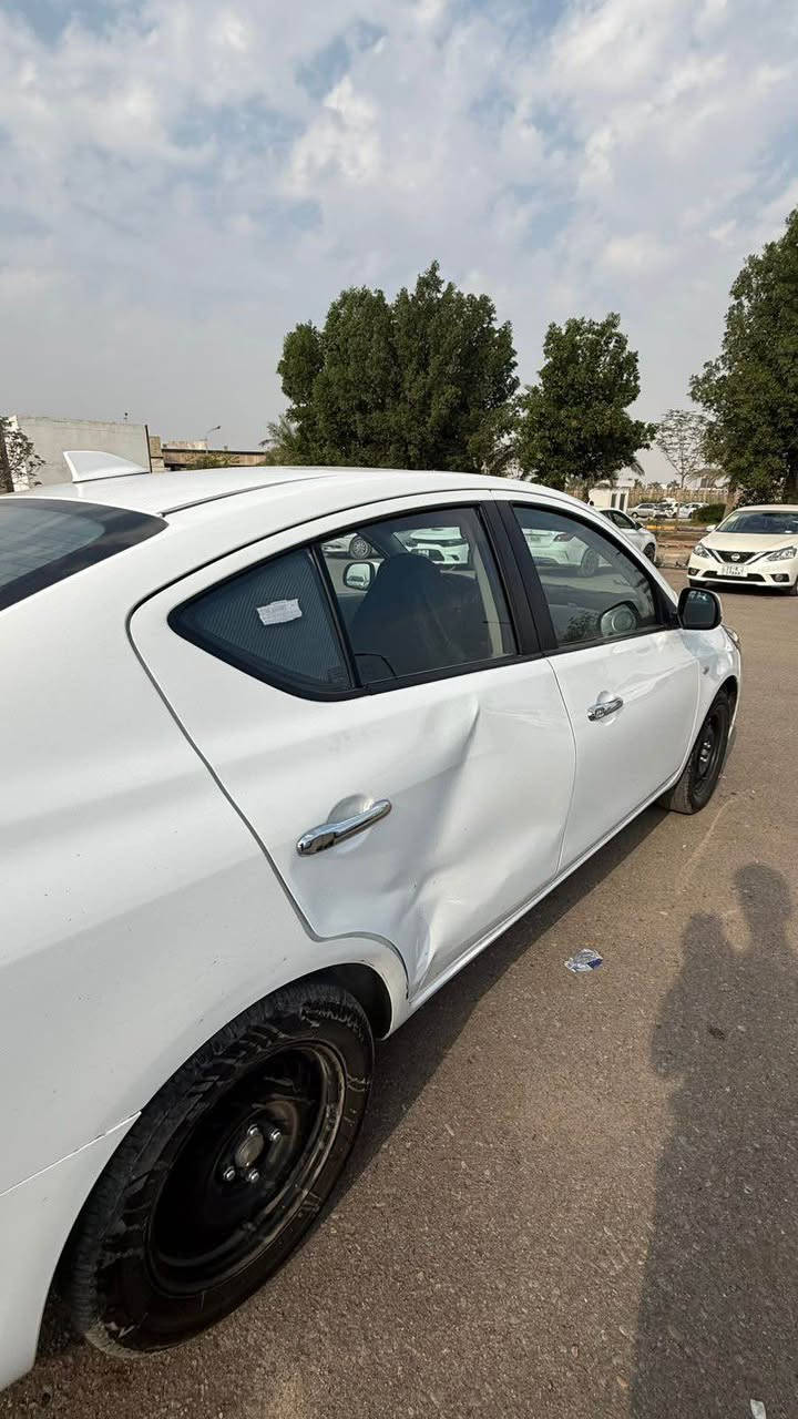 نيسان هندي ماشيه 27 الف كيلو متر بيها خسفه بالباب كما موضح بالصور وبيها المدكر الخلفي جهة السايق بي دحجه السعر 125   *********** البصرة, العراق
