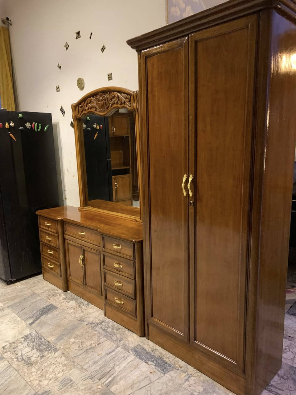 السلام عليكم الغرفه سته ملحق تتكون من 12 قطعه صاج تفصال درجه اولى خشب 5 ملم ثكيله جدا نقوش جربايه وميز صاج يدوي وتحتوي جربايه عل مخزن الغرفه داخل وخارج صاج ثكيله جدا السعر 900 رقم هاتف *********** بغداد مكلفه بالنشر اتصل عل رقم السبب البيع انتقال الى مكان اصغر
