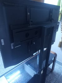 ميز تلفزيون مع تلفزيون بلازما للبيع الحاجتين مابيهم  اي عيب ولا تصليح ...