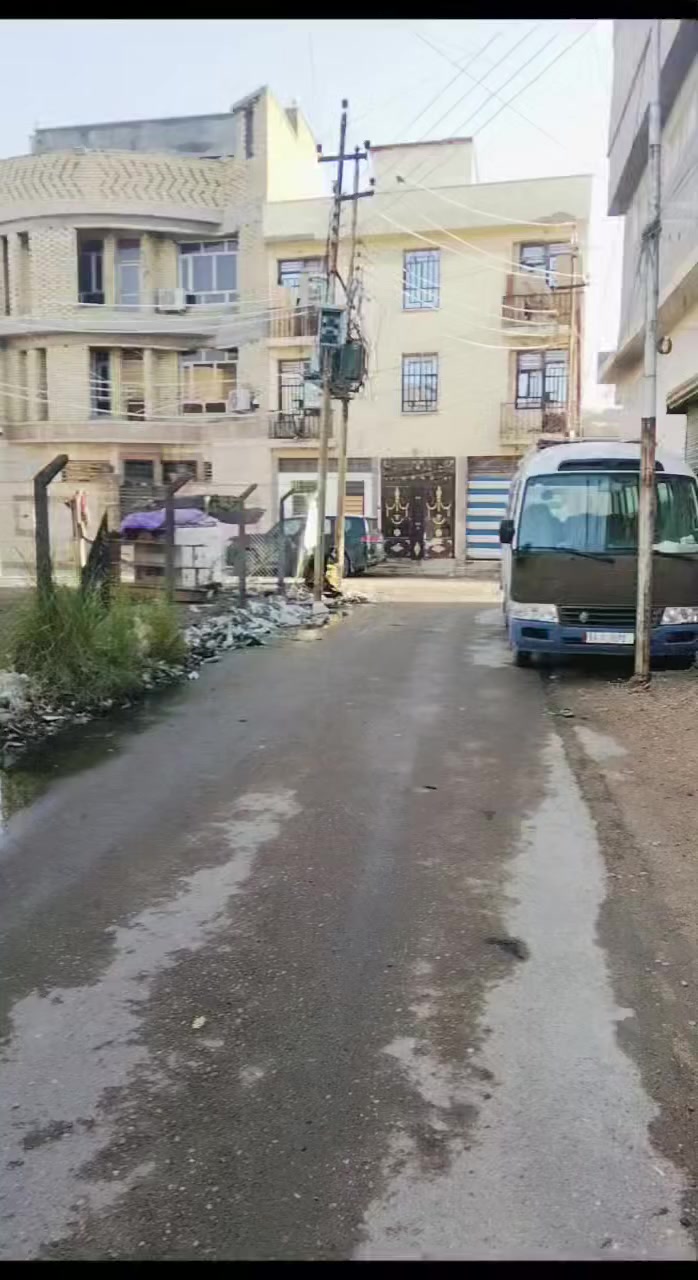 عقار للبيع في البلديات
العقار يتكون من كراج سيارة و استقبال وغرفة نوم ومطبخ حار وبارد وصالة معيشة للطابق الارضي ومن 3 غرف نوم للطابق الثاني مع الخدمات والصحيات ويحتوي غرفة للطابق 3 عبارة عن سندويج بنل مخزن الأرضيات كرانيت والدرج مرمر
مساحتة: 150م 
طابو زاراعي 
للستفسار ***********
