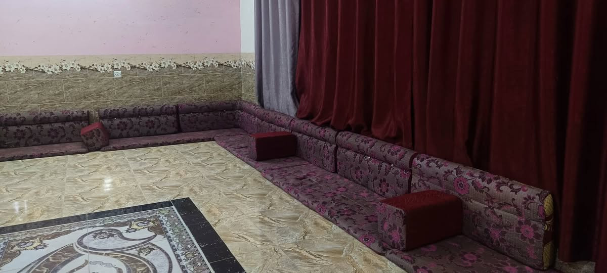 جلسه عربيه للبيع 7 دوشك مع تجوات والكوشات السعر 175 وبيها مجال بسيط رقم واتساب ***********
