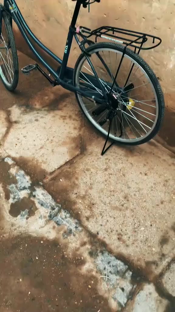 سلام عليكم بايسكل ياباني حجم 26 نضيف كلش سعر 120 وبي مجال شراي علق واني اراسلك او اتصل ***********
